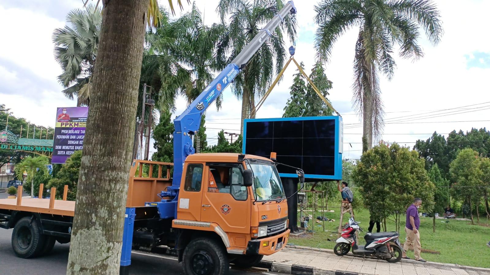 Pemasangan Layar Megatron